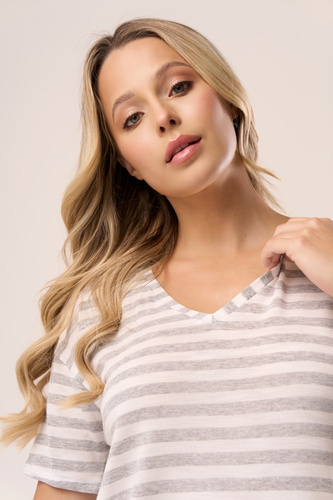 Halenka Serina Babell se světlými pruhy - viskóza, krátký rukáv, výstřih do V | stylové a pohodlné oblečení