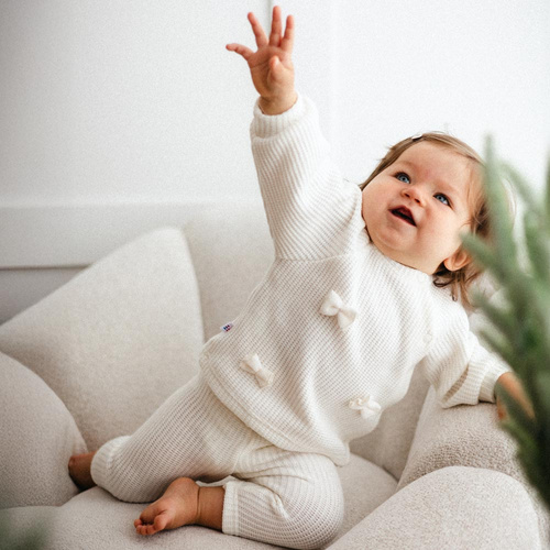 Fluffy Tails Eevi- ecru svetřík pro holčičky s mašlemi a žebrováním