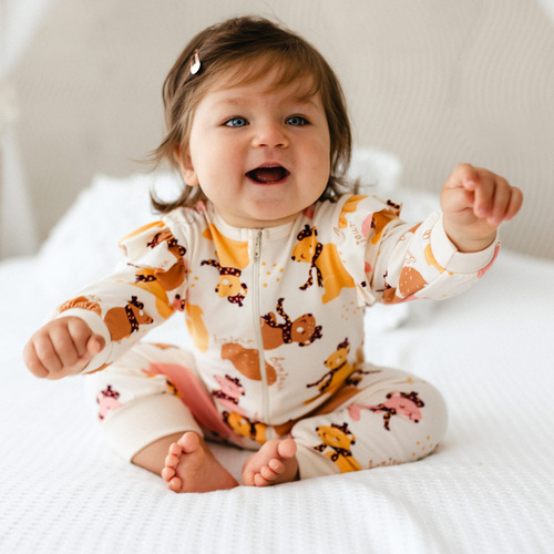 Fluffy Tails Eevi dětská pyžamka - ecru, potisk, bez nožiček, zapínání na zip