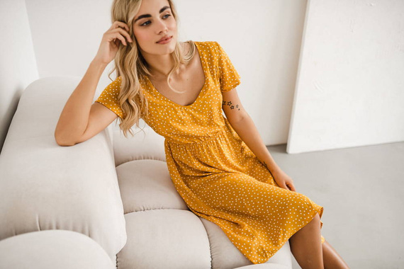 Lovely Dress Midi sukienka ciążowa i do karmienia krótki rękaw Milk&Love musztardowy w groszki