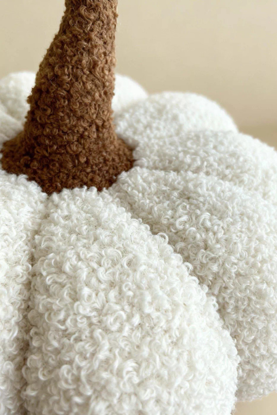 Dýňový dekorační polštář Spod Igły i Nitki - bílý, podzimní a halloweenská dekorace