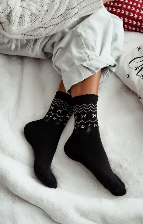 1283-035 Dámské vánoční ponožky Milena černé barvy, bavlněné, s lurexem