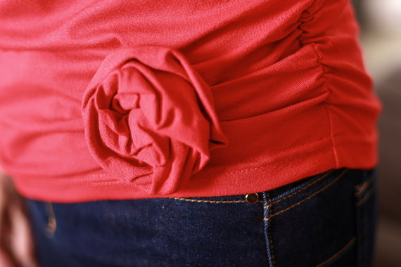 Dámská halenka Lily Mirale z viskózy - krátký rukáv, ozdobná růže - červená