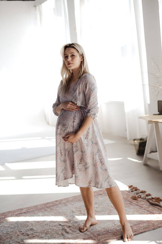 Lovely Dress Midi sukienka ciążowa i do karmienia rękaw 3/4 Milk&Love gołębi szary w kwiaty