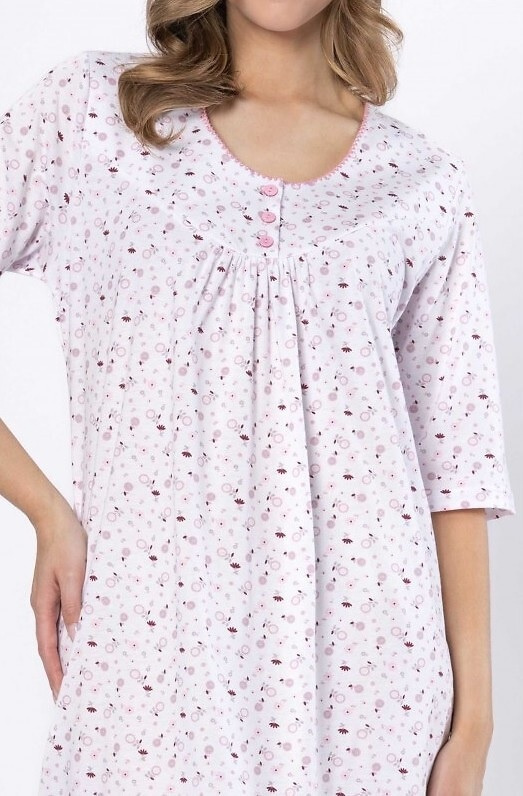 Bavlněná noční košile Leveza 1638 Dioniza v bílé a lila barvě - s krátkým rukávem, pohodlná a ženská