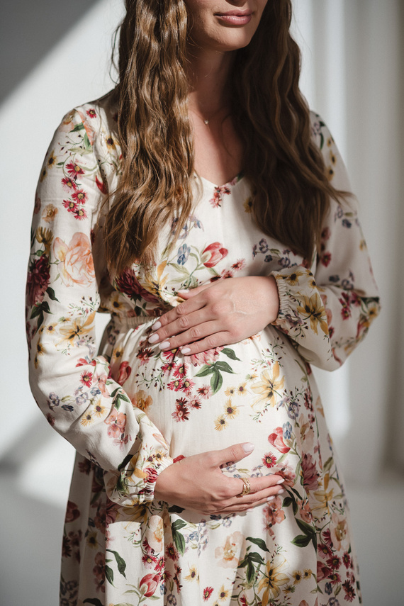 Krásné šaty Midi Milk&Love krémové květinové těhotenské a kojící šaty ze lnu, elegantní střih s kojícími zipy