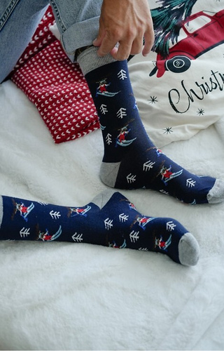 1290-031 Pánské vánoční ponožky Milena navy blue 03 - Sob na lyžích, bavlna