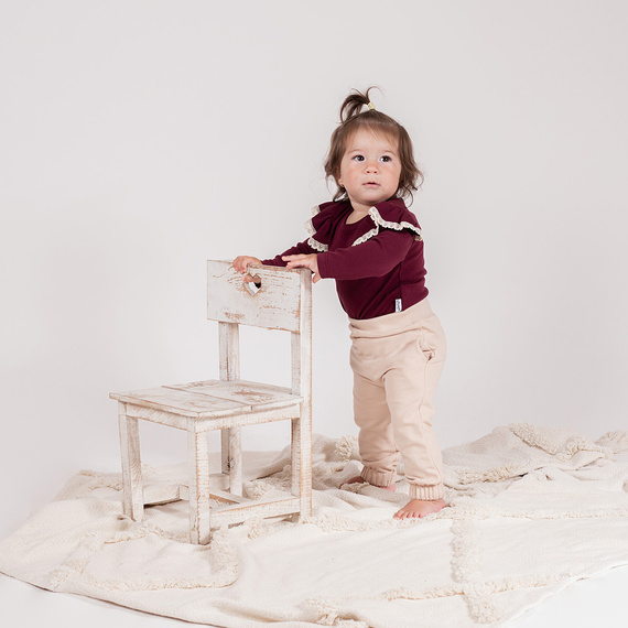 217098 Bavlněné body s dlouhým rukávem Alisa Nicol - vínové, s volánky