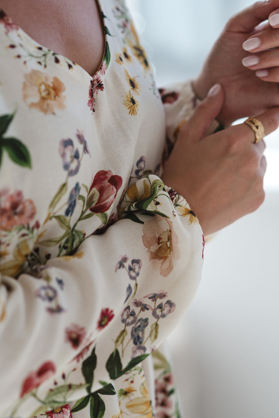 Krásné šaty Midi Milk&Love krémové květinové těhotenské a kojící šaty ze lnu, elegantní střih s kojícími zipy