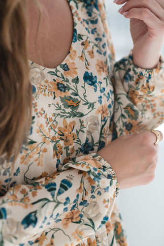 Krásné šaty Midi Milk&Love béžové květinové těhotenské a kojící šaty ze lnu, elegantní střih s kojícími zipy