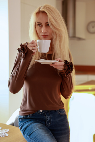 Halenka Nessy Mirale z mikrovlákna – dámská halenka s růží na rukávech