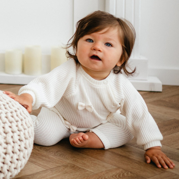 Fluffy Tails Eevi- ecru svetřík pro holčičky s mašlemi a žebrováním