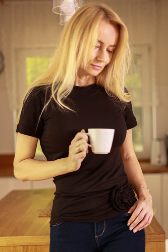 Dámská halenka Lily Mirale z viskózy - krátký rukáv, ozdobná růže - černá