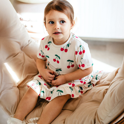 Dívčí šaty ecru s třešněmi Cherry Eevi – měkké, pohodlné, ideální na jaro a léto