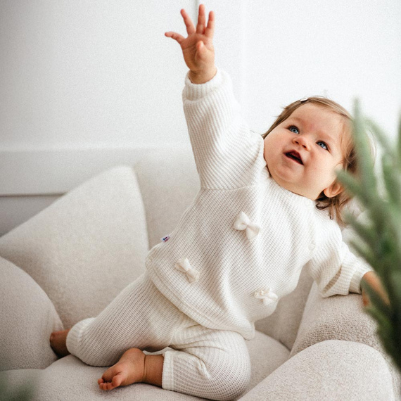 Fluffy Tails Eevi- ecru svetřík pro holčičky s mašlemi a žebrováním