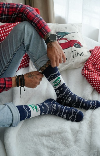 1290-030 Pánské vánoční ponožky Milena navy blue 02 - Auto s vánočním stromkem, bavlna