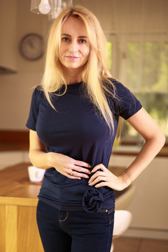 Dámská viskózová halenka Lily Mirale - krátký rukáv, ozdobná růže - tmavě modrá