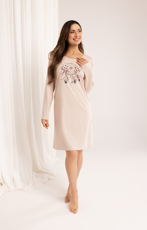 162 Bavlněná noční košile Regina béžová - dlouhý rukáv, potisk, pod kolena