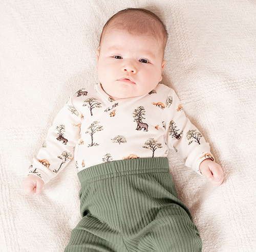 218094 Dětské body s medvídkem Yogim Nicol - bavlna, dlouhý rukáv, lesní vzor