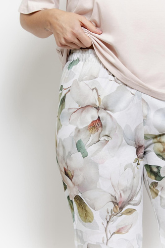 Pyžamo 3567 Aphrodite Taro beige- Bavlněné dámské pyžamo s květinovým potiskem, rukáv 7/8