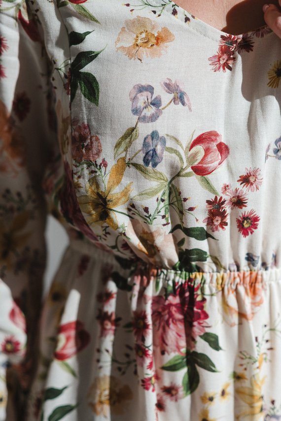 Krásné šaty Midi Milk&Love krémové květinové těhotenské a kojící šaty ze lnu, elegantní střih s kojícími zipy