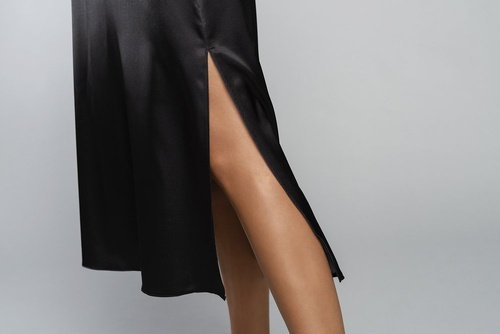 Noční košile s úzkými ramínky, dlouhá Italia Fashion - černá