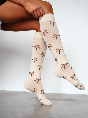 Dámské podkolenky Milena 0248-016 ecru - bavlněné, měkké, netlačí, vzor mašle, pohodlné pro každodenní nošení