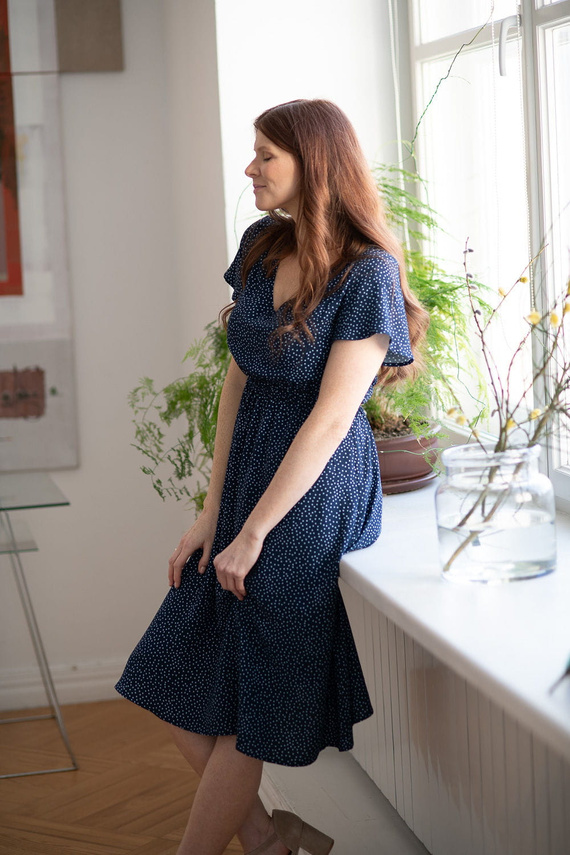 Lovely Dress Midi sukienka ciążowa i do karmienia krótki rękaw Milk&Love granatowa w groszki