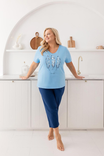 Bavlněné dámské pyžamo Regina 742 modré - výstřih do V, krátký rukáv, tričko s potiskem, 3/4 kalhoty, 100% bavlna