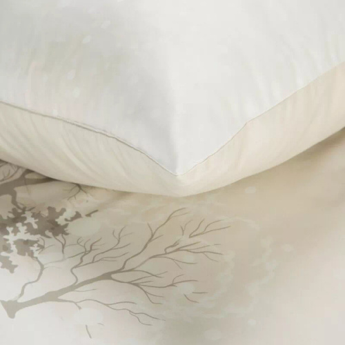 Vánoční povlečení se sněhovými vločkami v bílé zimní krajině z mikrovlákna Eurofirany - měkké, lehké a snadno udržovatelné, se zapínáním na zip