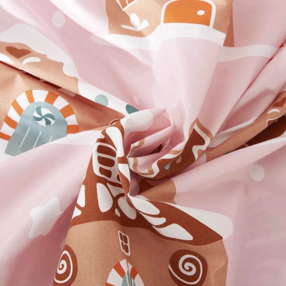 Vánoční mikrosaténové povlečení Gingerhouse Perníkové chaloupky růžové I25 Spod Igły i Nitki - měkké, hladké a odolné