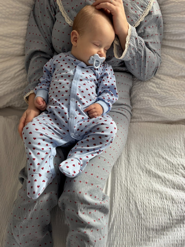 Kojenecký overal Love Eevi modrý se srdíčky 100% bavlna s ochrannými rukávy