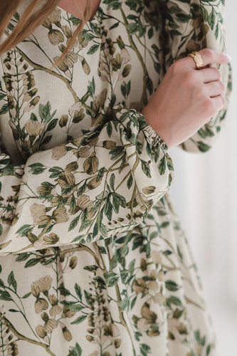 Krásné šaty Midi Milk&Love v zelených květech - těhotenské a kojící šaty ze lnu, elegantní střih s kojícími zipy