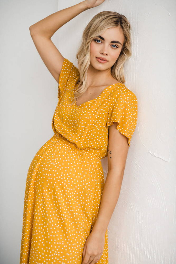 Lovely Dress Midi sukienka ciążowa i do karmienia krótki rękaw Milk&Love musztardowy w groszki