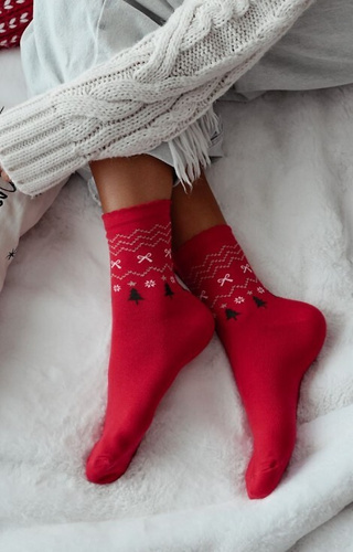 1283-035 Dámské vánoční ponožky Milena červené, bavlněné, s lurexem