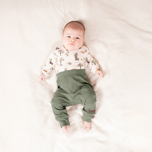 218094 Dětské body s medvídkem Yogim Nicol - bavlna, dlouhý rukáv, lesní vzor