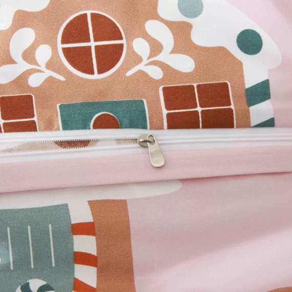 Vánoční mikrosaténové povlečení Gingerhouse Perníkové chaloupky růžové I25 Spod Igły i Nitki - měkké, hladké a odolné