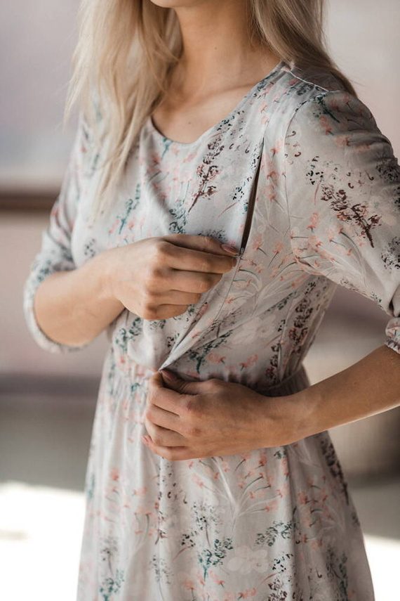 Lovely Dress Midi sukienka ciążowa i do karmienia rękaw 3/4 Milk&Love gołębi szary w kwiaty