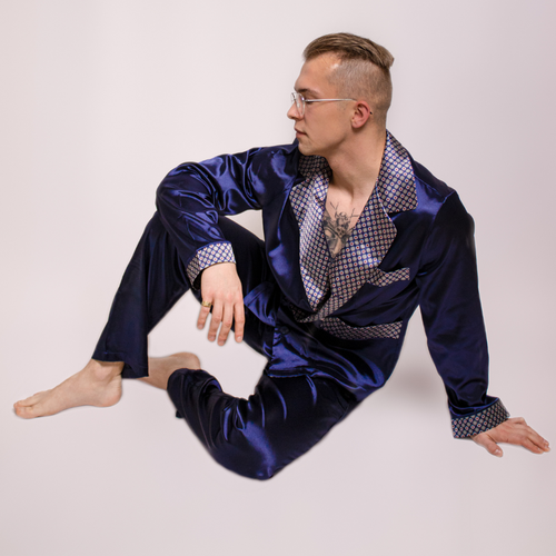 939 Pánské saténové pyžamo - tmavě modré