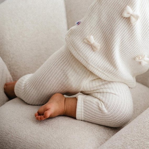 Dětské legíny Fluffy Tails Eevi - svetr ecru, s mašlí v pase