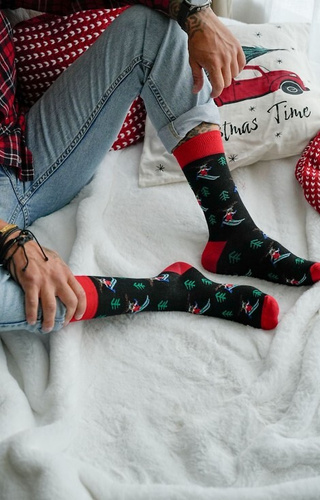 1290-031 Pánské vánoční ponožky Milena black 01 - Sob na lyžích, bavlna