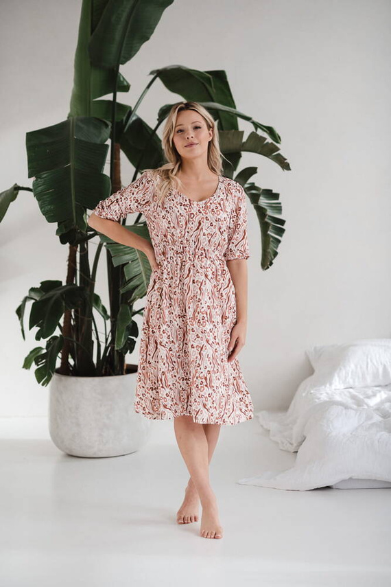 Lovely Dress Midi sukienka ciążowa i do karmienia Milk&Love wzorki na ecru